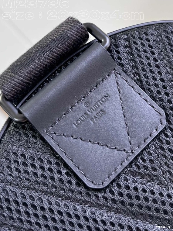 Pilot VUITTON LOUIS Slingbag 0324